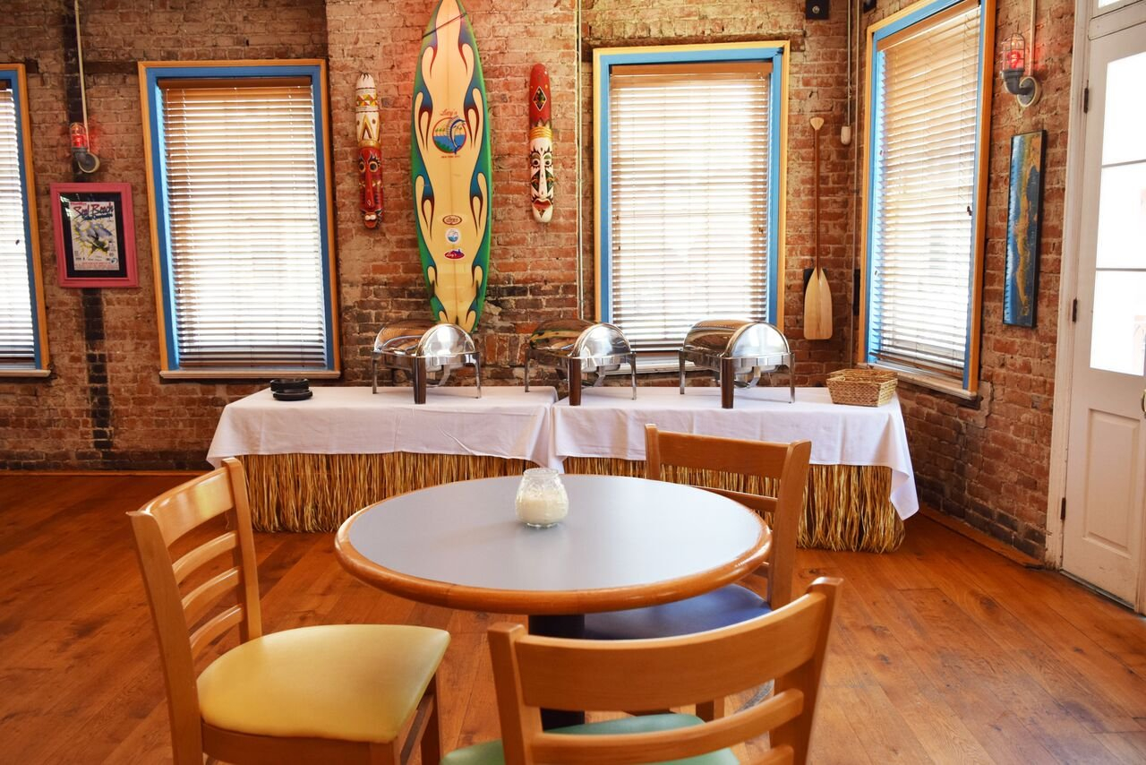 Lucy's Retired Surfers Bar & Restaurant