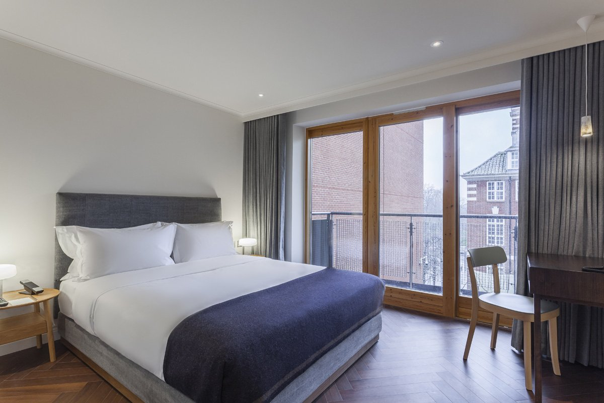 The Roseate, Reading