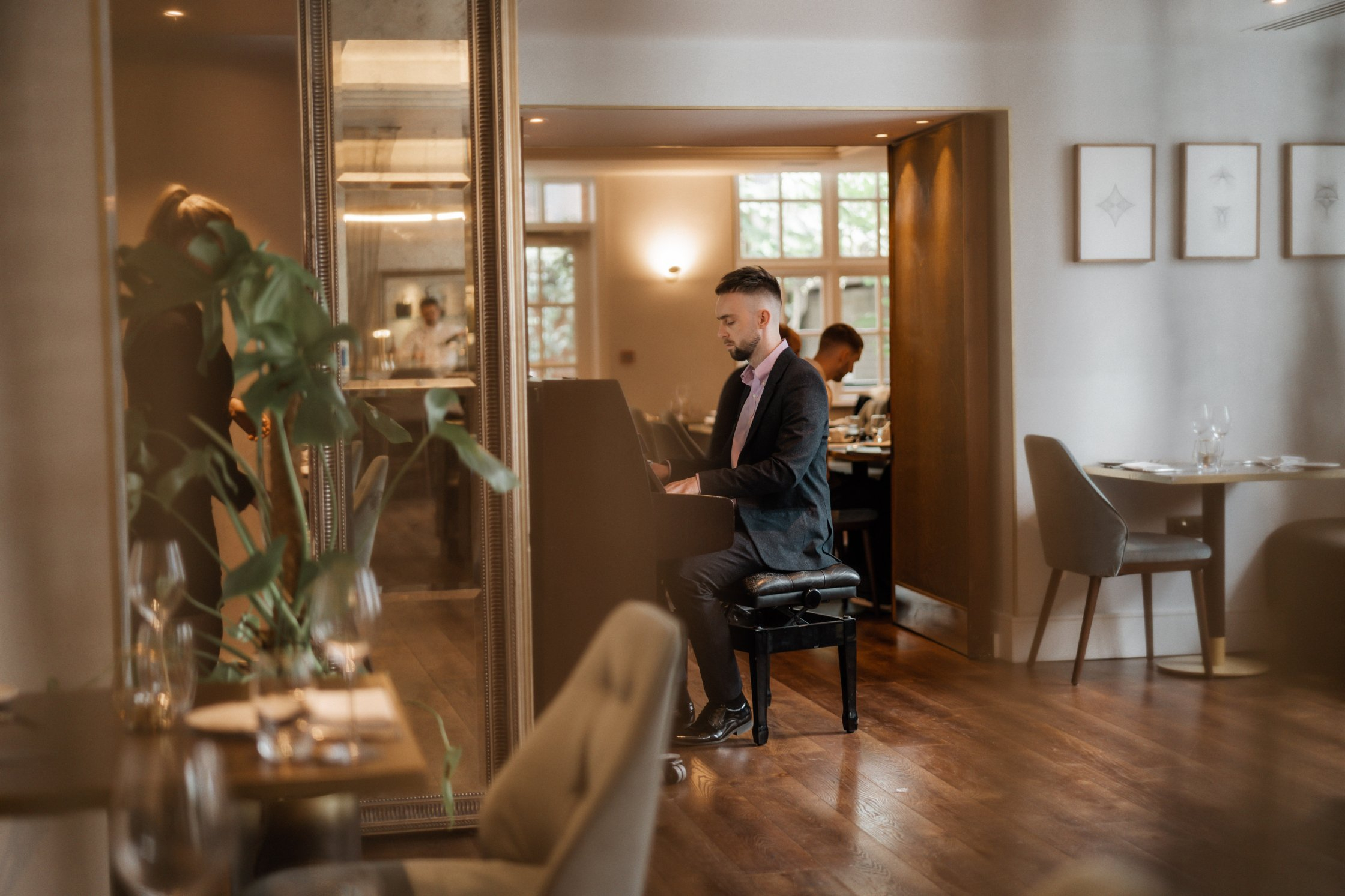 The Roseate, Reading