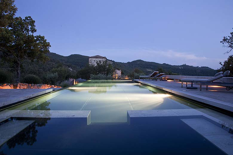 1-towerandpoolarea Torre di Moravola