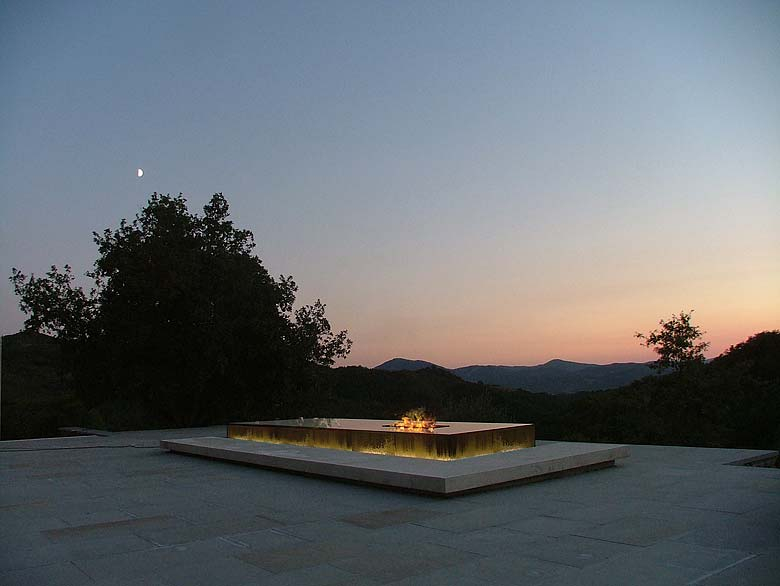 10-fountainandviewatdusk Torre di Moravola