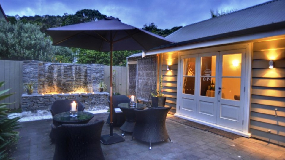 flagstaff-lodge-courtyard Flagstaff Lodge & Day Spa