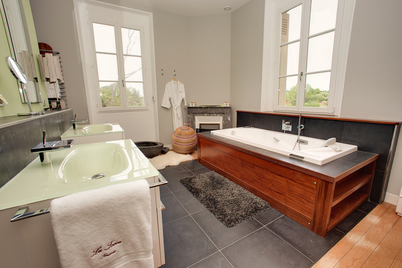 eau-vive-bathroom Villa La Tosca