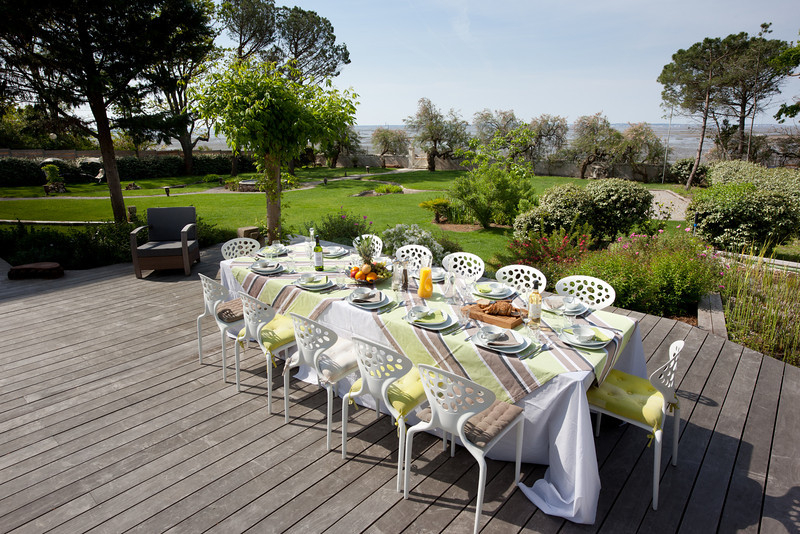 outdoor-brunch-on-pool-deck Villa La Tosca