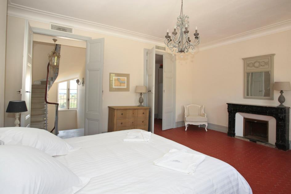 381320_264848103574064_1208492320_n Chateau Les Carrasses