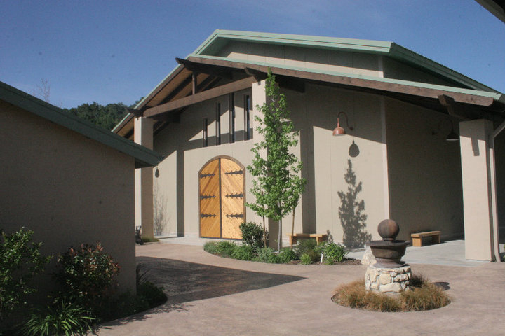 59585_134388096607324_3553313_n Thacher Winery