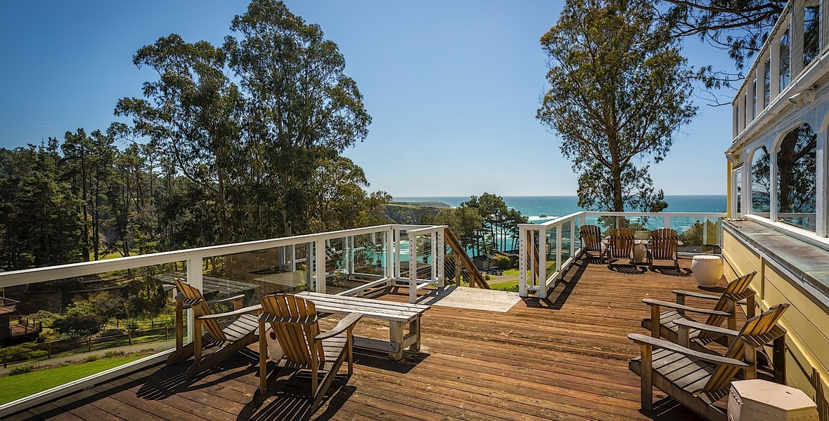 HeritageHouse_RestaurantDeck Heritage House Resort