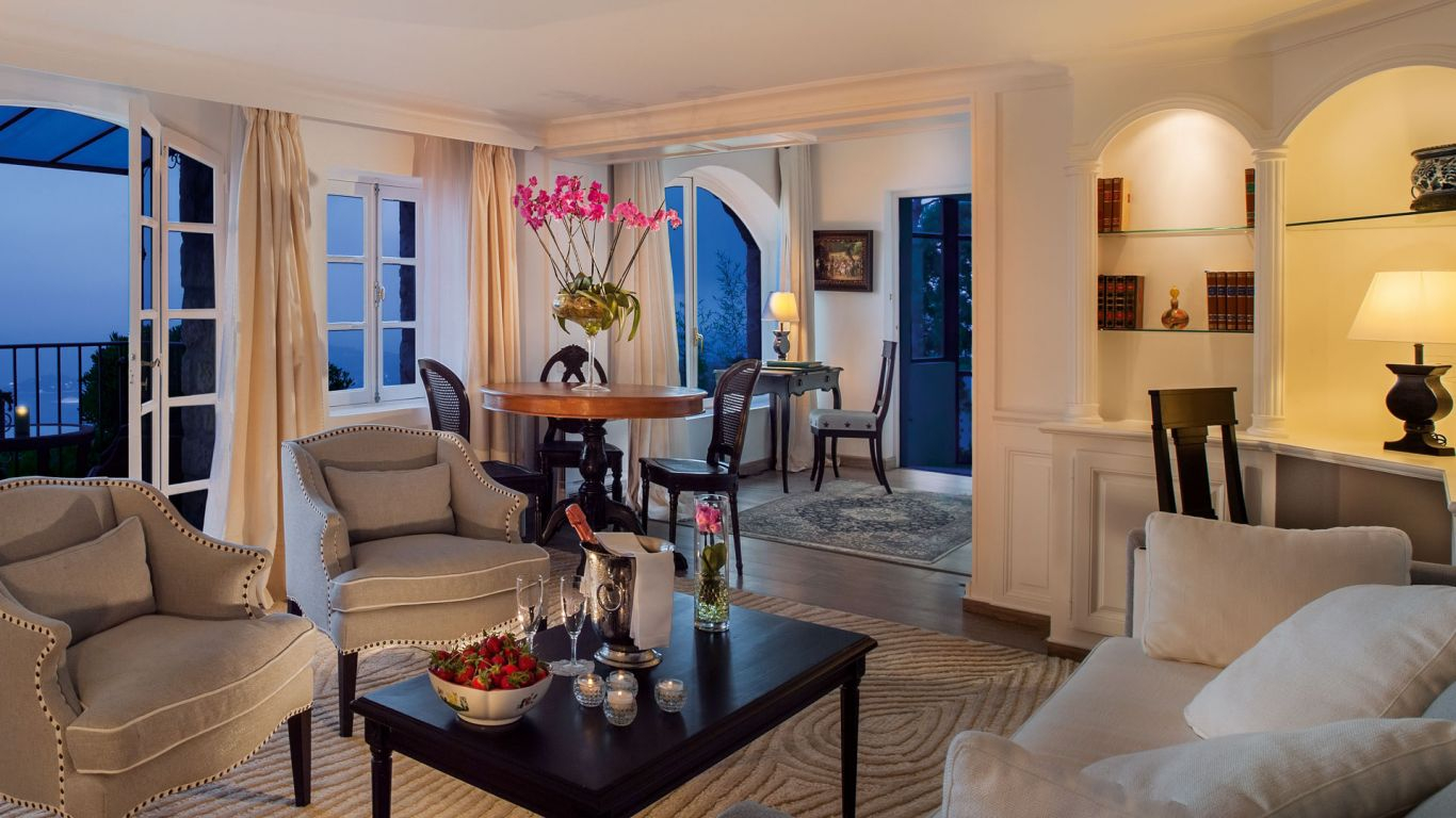 chateau_eze_france_living_room_suite Château de la Chèvre d'Or