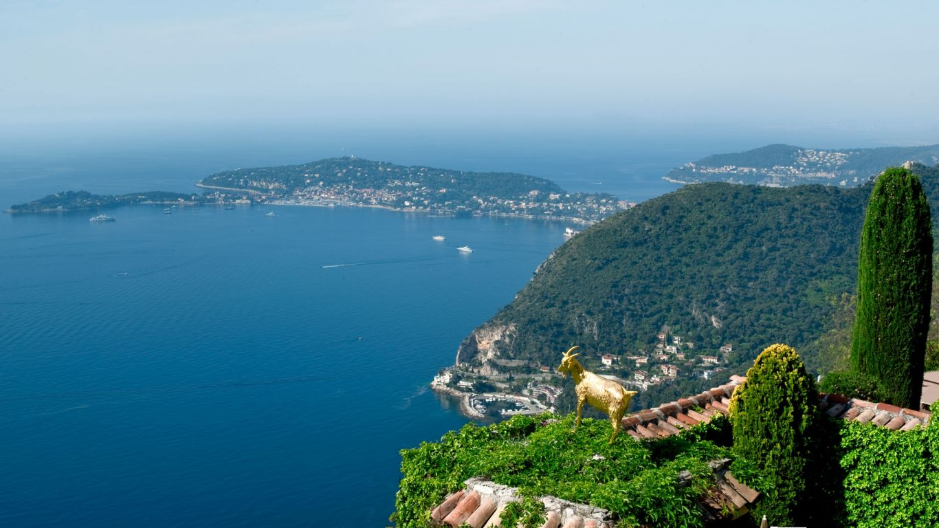 hilltop_view_chateau_france Château de la Chèvre d'Or