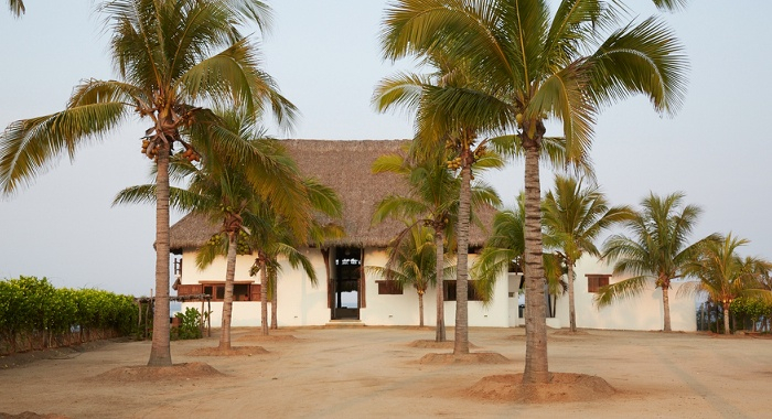 thayerhousefront Casa Creando Olas