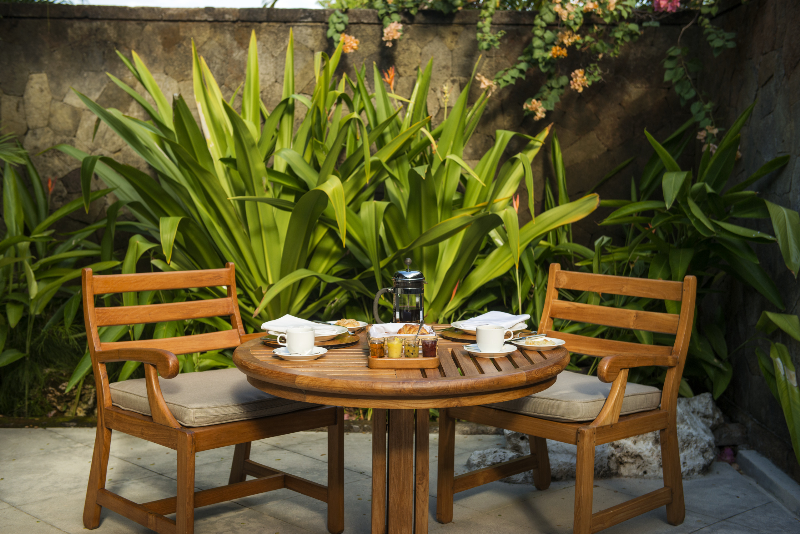 Suite outdoor dining area_High Res_3597 Amanusa