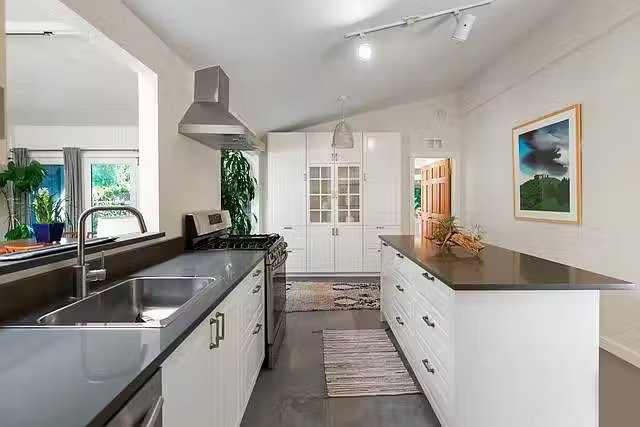 1704482683636-24 The Zumirez Four