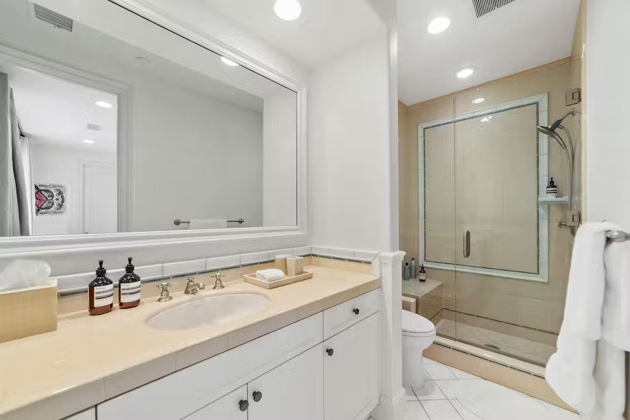 1704229561776-Bathroom (2) The Broad Beach One