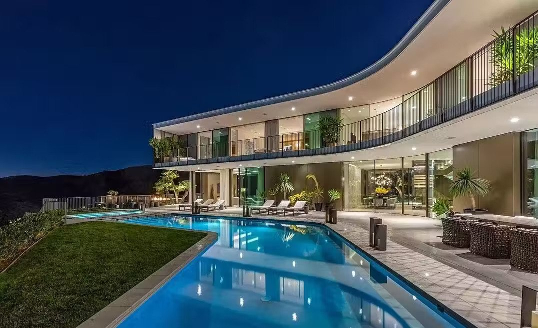 1704822596977-Outdoor pool and Seating area (1) The Orum One