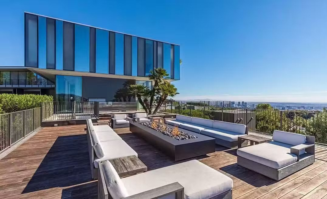 1704822597039-Outdoor Seating area and Firepit (2) The Orum One