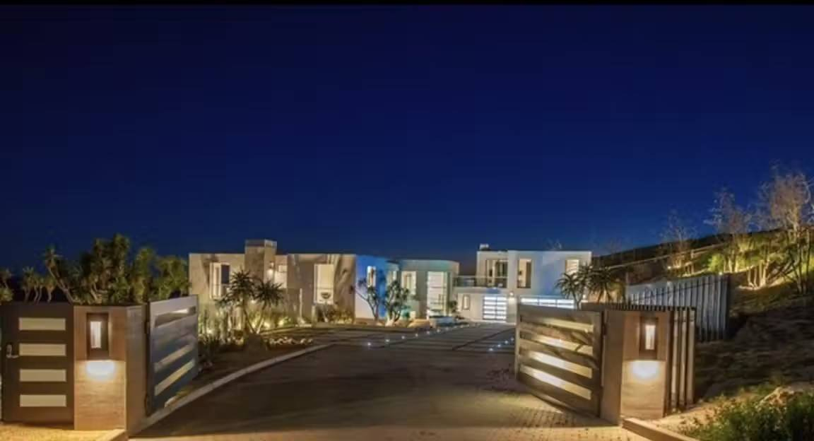 1707860505334-Photo May 28, 7 49 30 PM Perla De La Costa