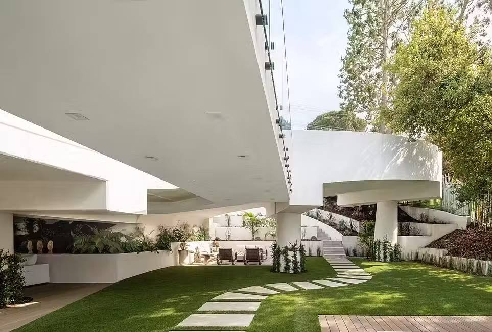 1706655136792-3 The Bel Air Villa