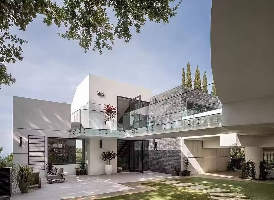 1706655137161-4 The Bel Air Villa