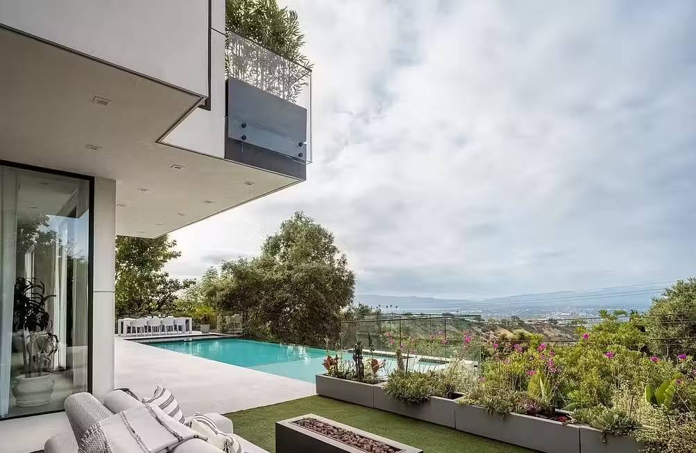 1706655137225-22 The Bel Air Villa
