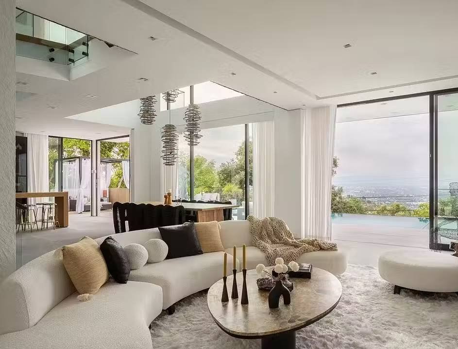 1706655137225-9 The Bel Air Villa