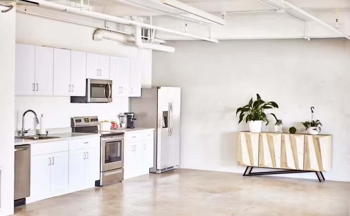 62306-51555915641696014382 Arts District Daylight Studio With Skyline