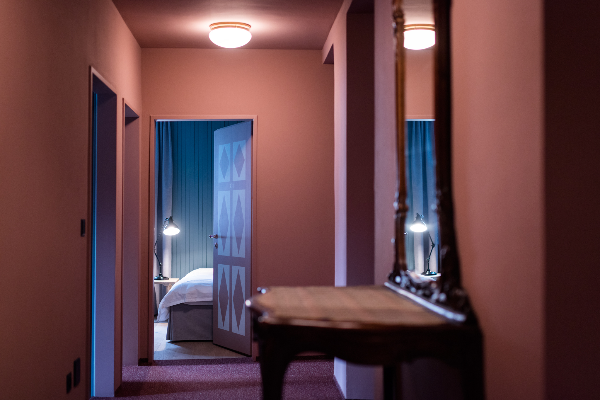 Korridor mit Blick in ein Standard Einzelzimmer Hotel de Londres