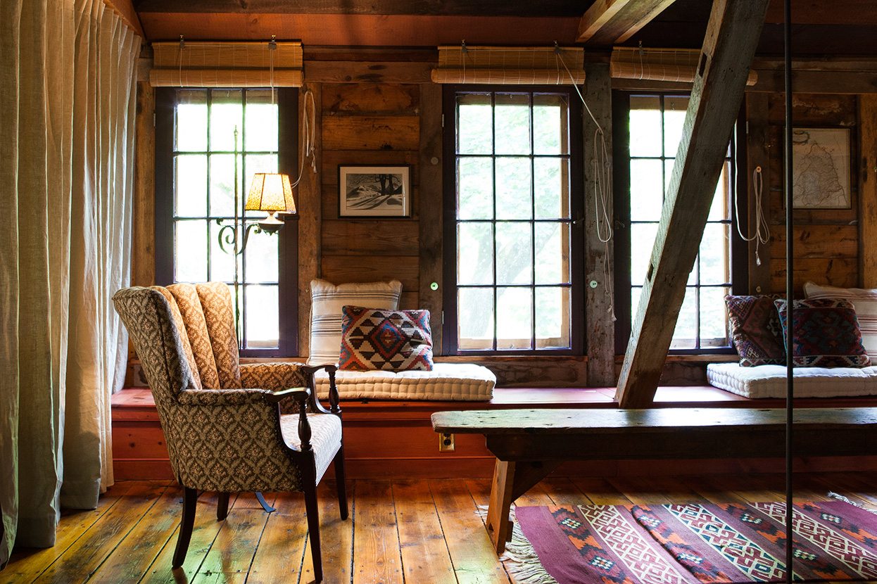 08-upstairs-living The Barn in Tivoli