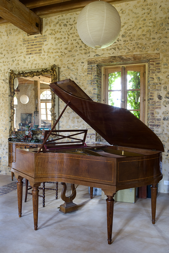 Piano by José Barreto Domaine des Evis