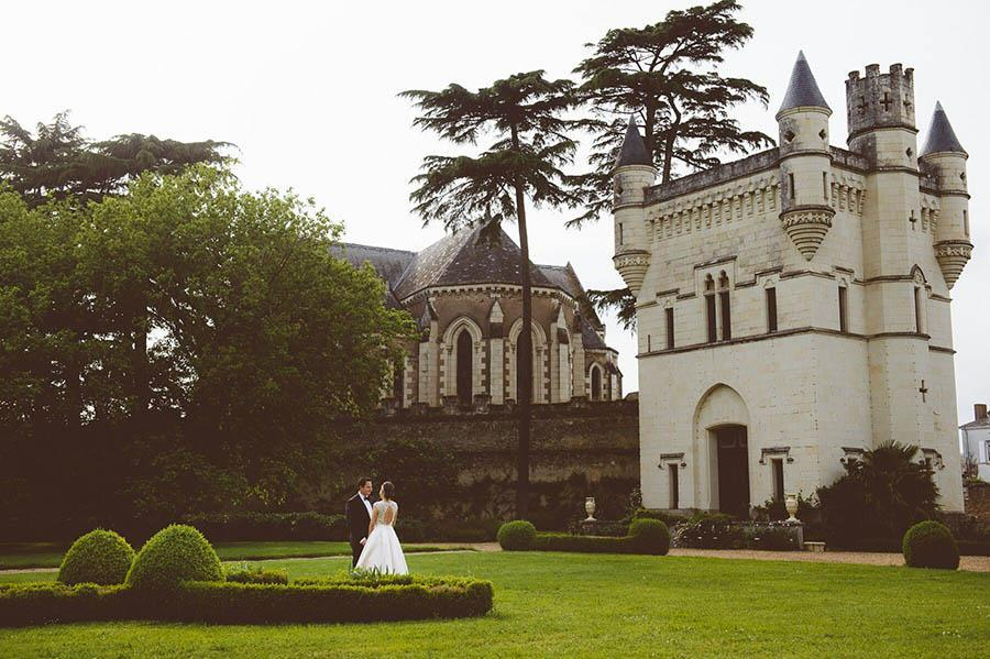 bride-groom-outsie-castle Chateau Challain
