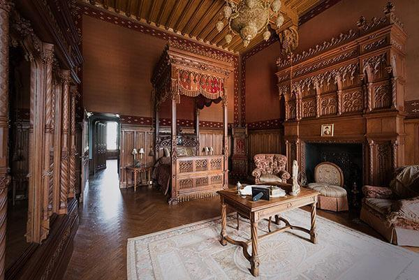 wood-panneled-room-fourpost-bed-in-chateau Chateau Challain