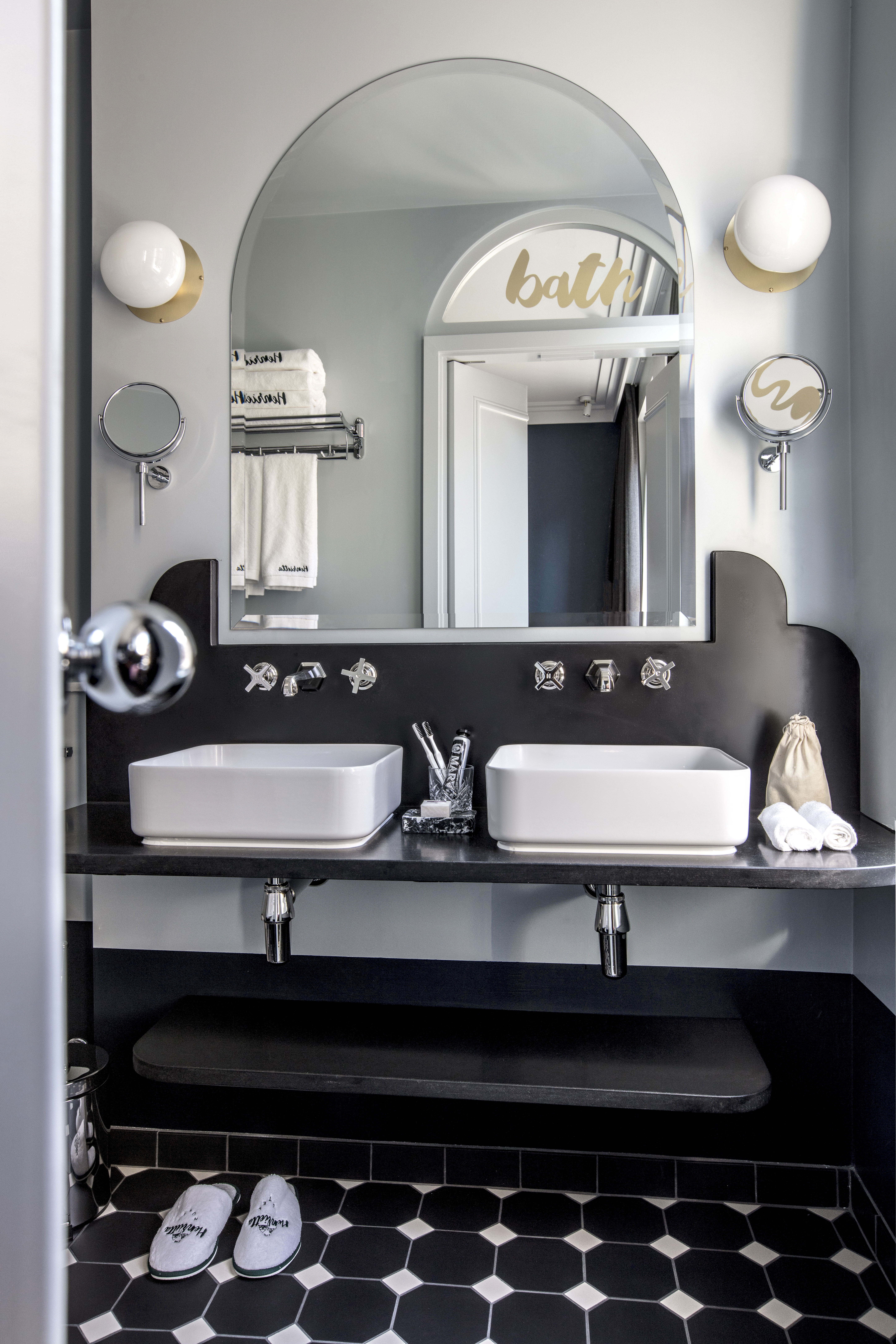 Room 5 Henrietta Hotel