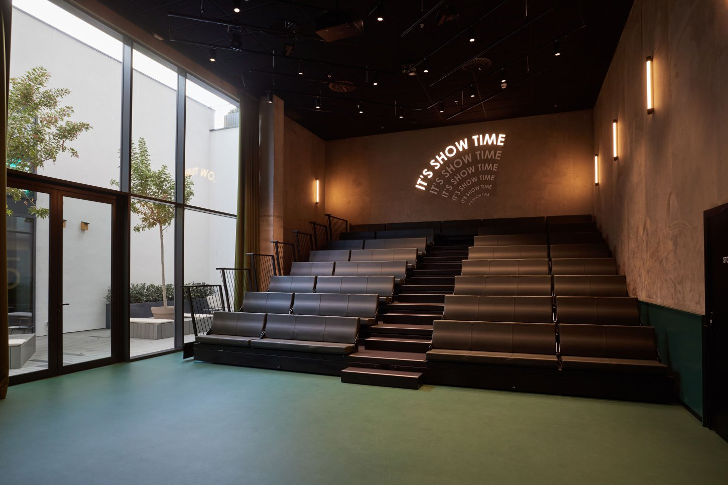 202212-TSH-AUDITORIUM_01 The Social Hub Barcelona Poblenou