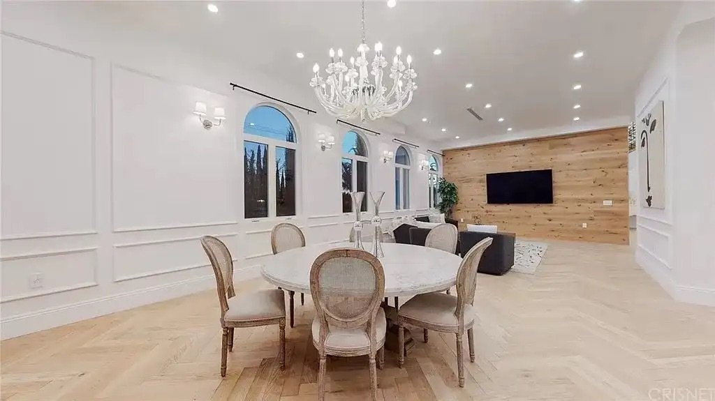 1704758943780-30b20c927eac94f1593b7f513b214fb0-uncropped_scaled_within_1536_1152 The Rayen One