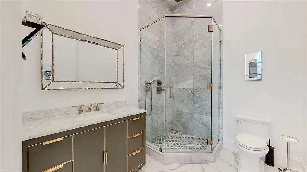 1704758943972-62f66055652c6d48ba66b1a83b3927f6-uncropped_scaled_within_1536_1152 The Rayen One