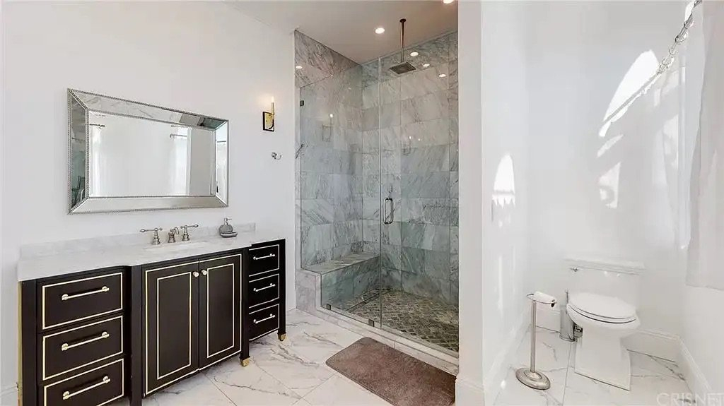 1704758944218-2f75ab877e4f31cc4a4e77b3502420ca-uncropped_scaled_within_1536_1152 The Rayen One