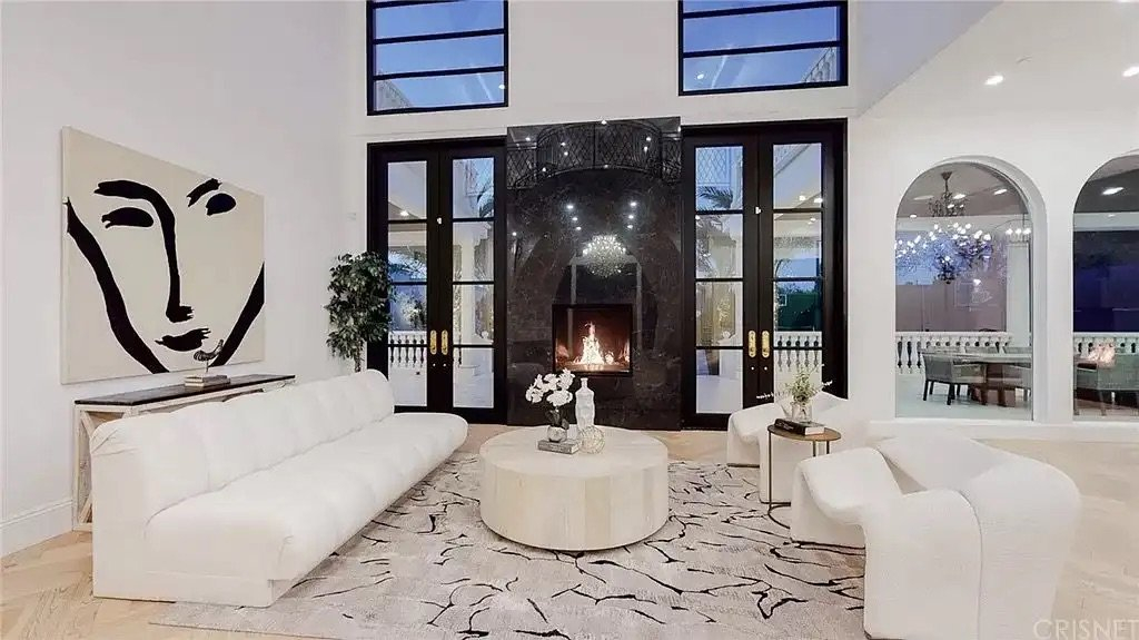 1704758944460-1756b9c2a188c5051a7bdf3002b9d2d5-uncropped_scaled_within_1536_1152 The Rayen One