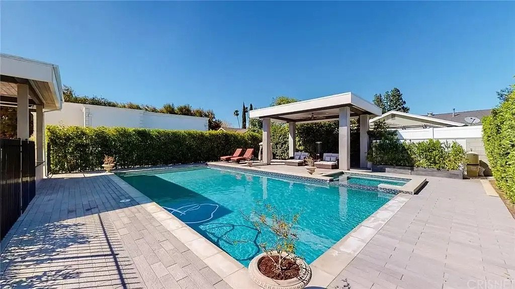 1704758945076-a74cc425672fc43d74709ace18a094f0-uncropped_scaled_within_1536_1152 The Rayen One