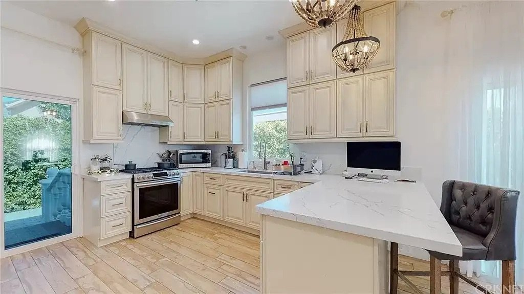 1704758945240-77735df96d4147e9371be1c3d2ade452-uncropped_scaled_within_1536_1152 The Rayen One