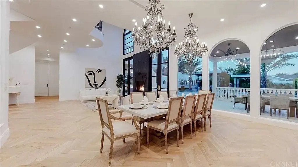 1704758945310-f90a3dbd46080a322d06c834ca4b4a0a-uncropped_scaled_within_1536_1152 The Rayen One