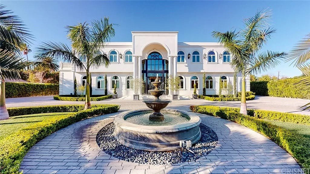 1704758945963-dd7dc52cd004421a647b555f96b130e4-uncropped_scaled_within_1536_1152 The Rayen One