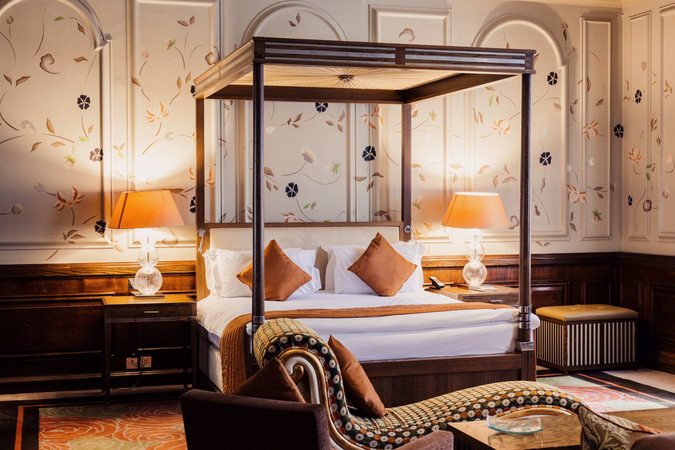 The Roseate, Reading