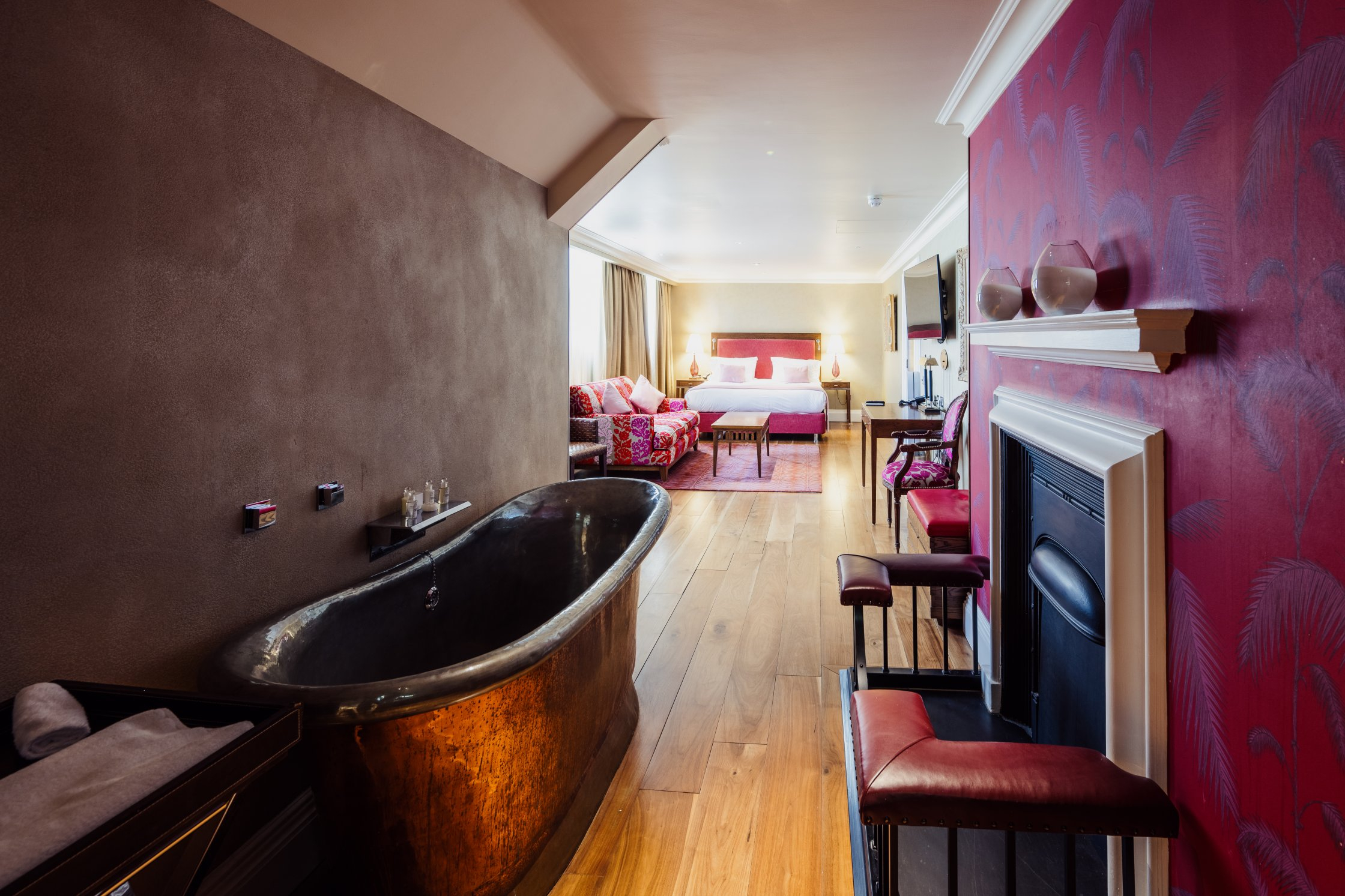 The Roseate, Reading