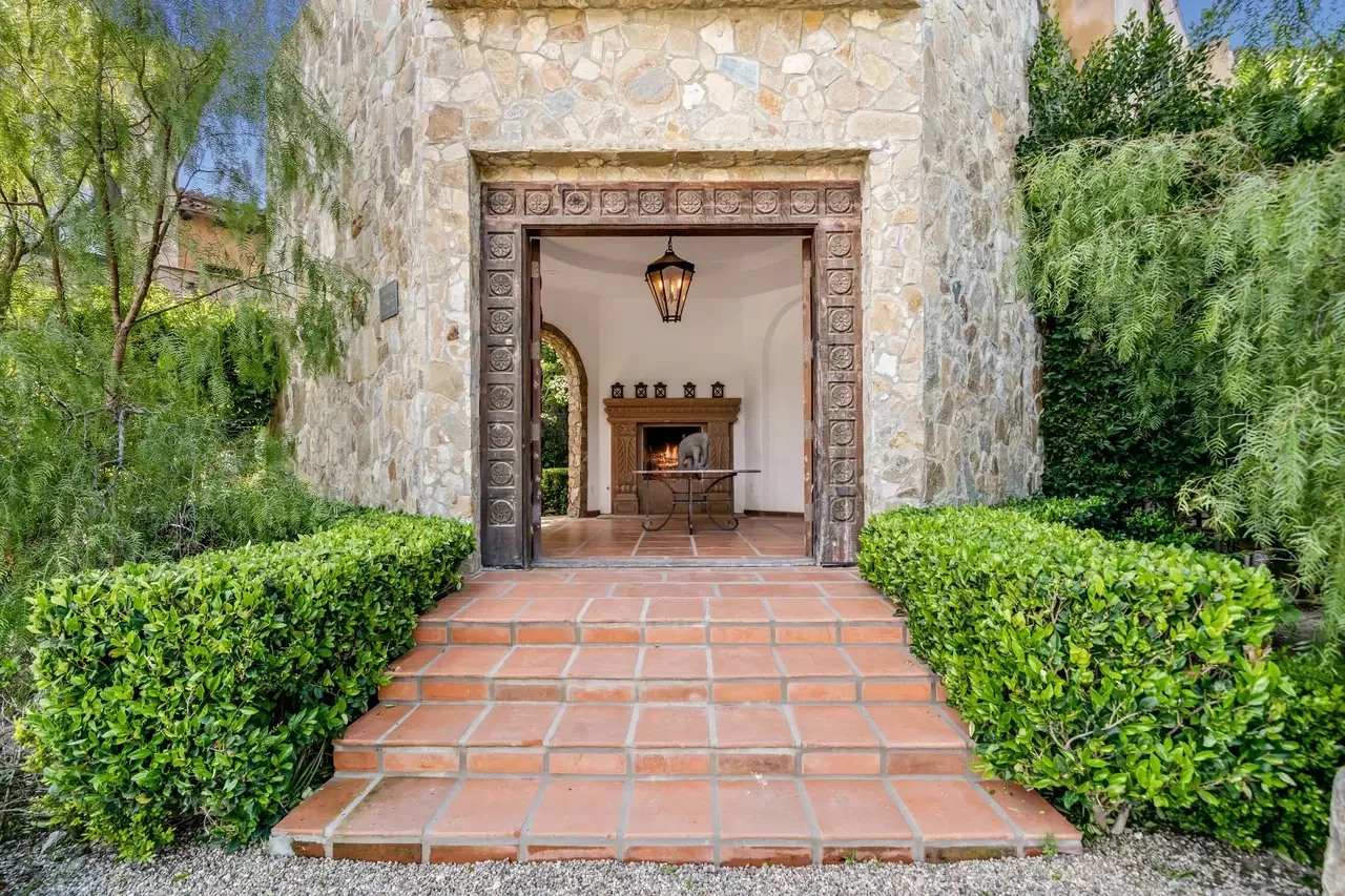 215 Moonlake Mansion