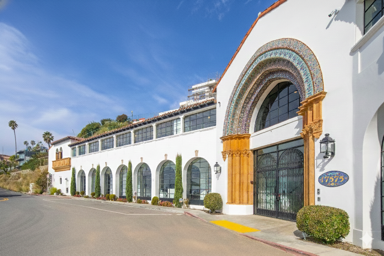 exterior-entrance-empty Surfside on PCH