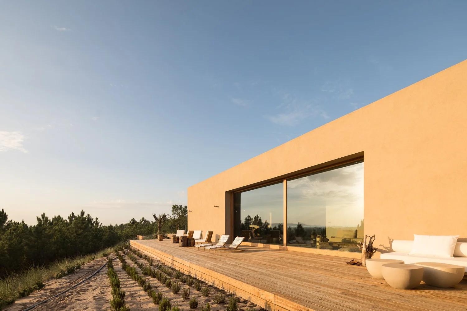melides-portugal-luxury-villa-for-production-rental-bedrooms10 Melides Art