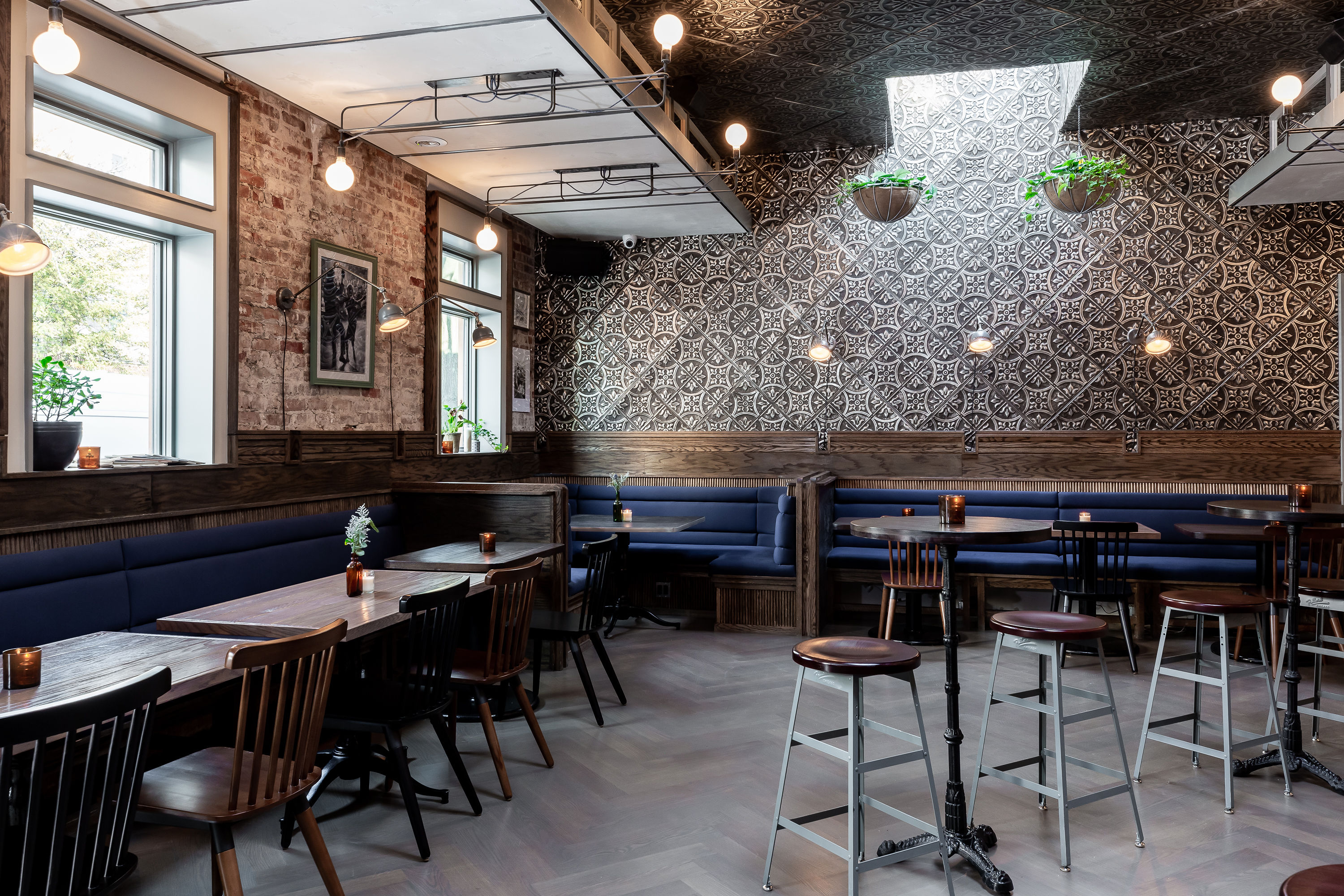 Frost Seating2 Silver Light Tavern