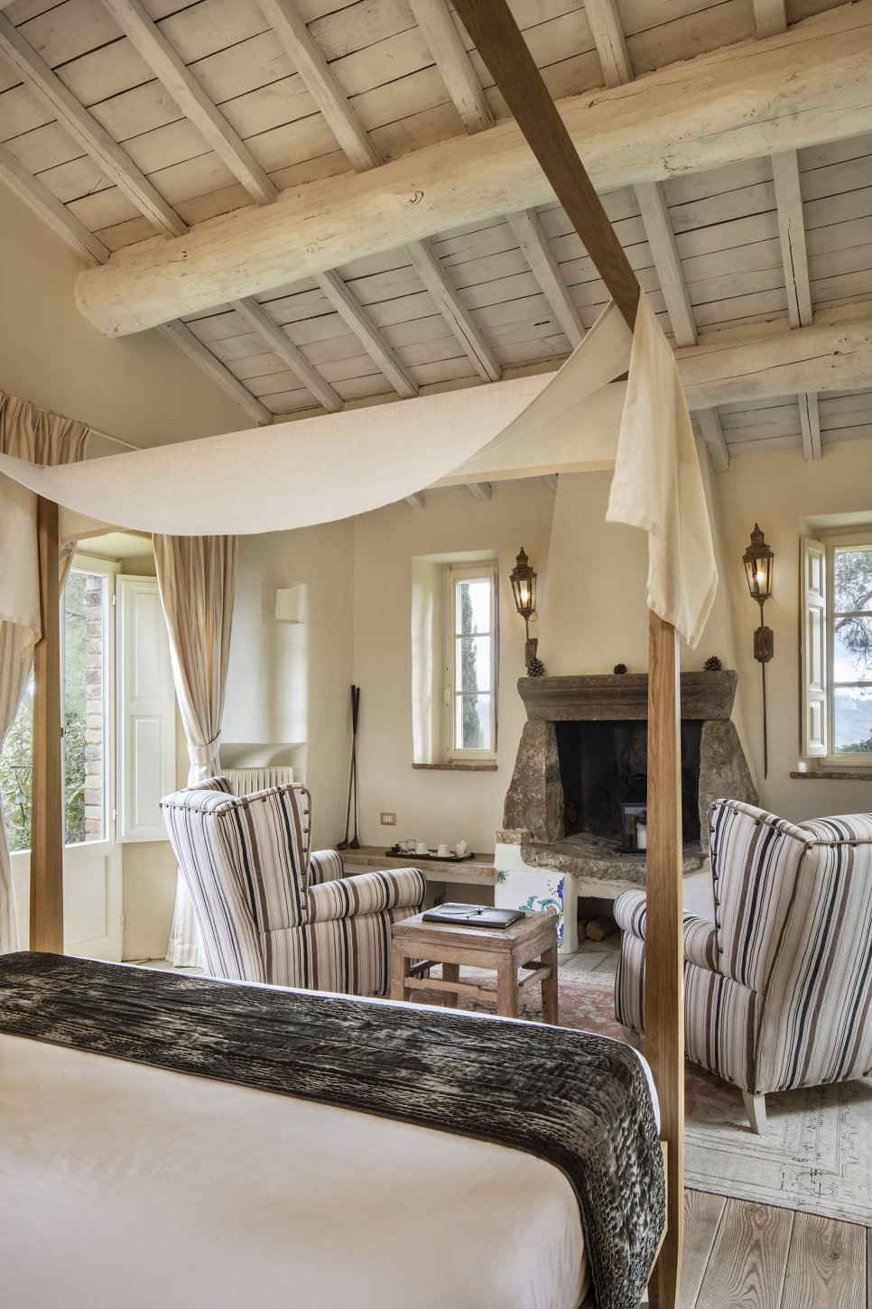 Serra_junior_suite_fireplace Lupaia