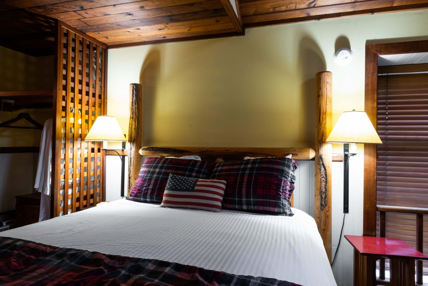 Hearthstone Inn - Lewis Queen - 3 Cannon Beach Hotel Collection