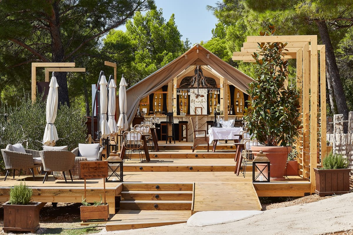 world-of-glamping-abeille-maison-tent-restaurant-10 Abeille Maison Glamping Resort Zlatni Rat