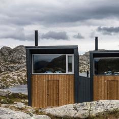 Stay In A Cabin With An Outdoor Shower Overlooking The Mountains of Norway